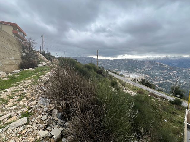 أرض بإطلالة على الجبل للبيع في عنايا، جبيل