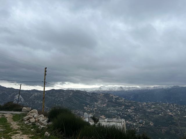 أرض بإطلالة على الجبل للبيع في عنايا، جبيل - صورة 2