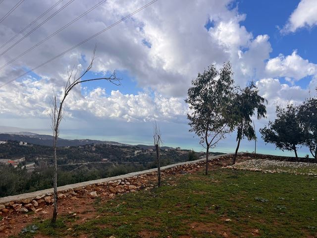 أرض بإطلالة على البحر للبيع في راس اسطة، جبيل
