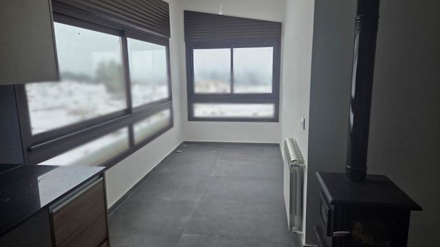 شاليه بإطلالة على الجبل للبيع في لقلوق، جبيل - صورة 3