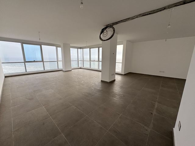 Sea-view office for sale in Jbeil