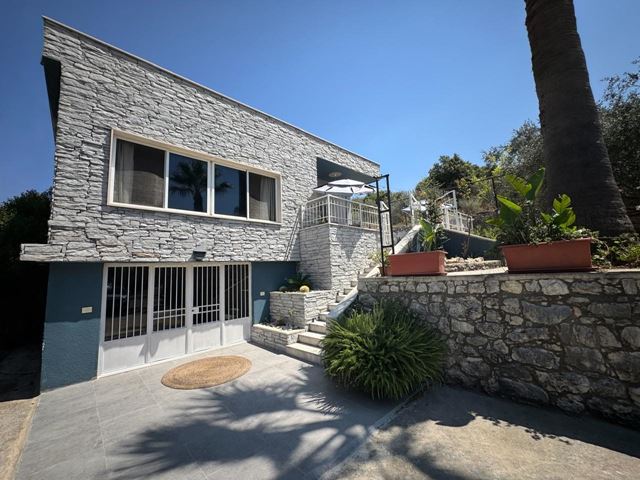 Sea-view villa for sale in Aamchit, Jbeil