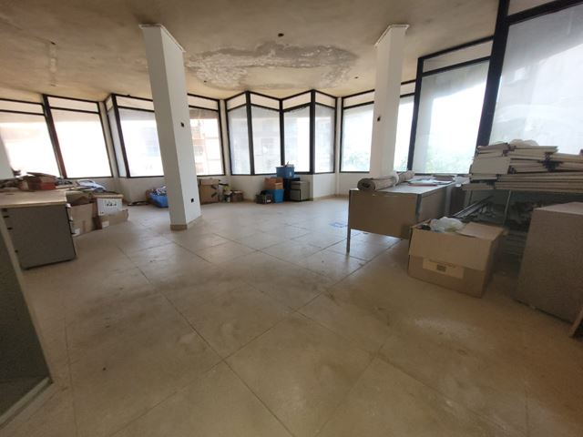 Showroom for rent in Bauchrieh, Metn