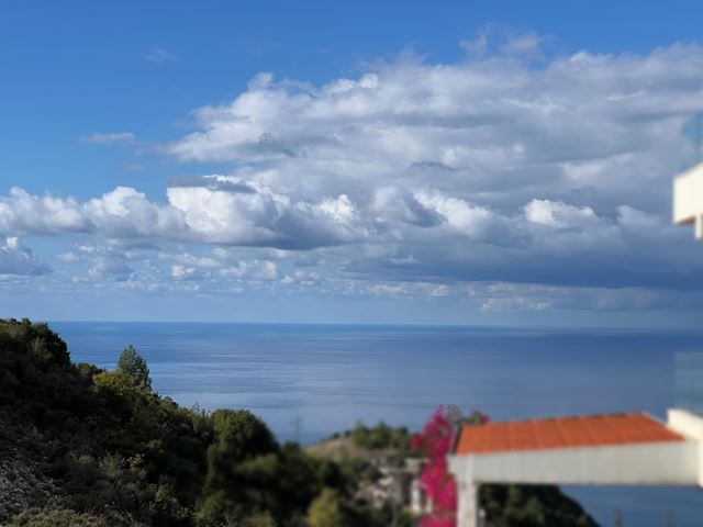 Sea-view store for sale in Batroun
