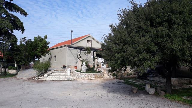 House with a terrace for sale in Batroun