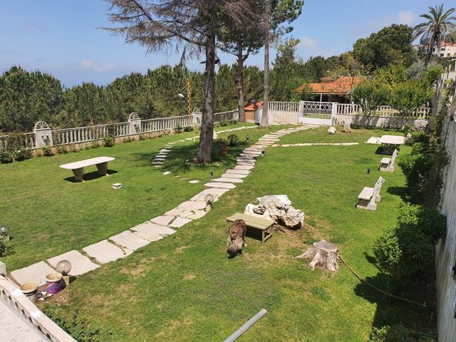 Castle with a terrace for sale in Kfour, Keserwan - photo 2