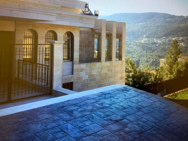 Villa with a pool for sale in Baabdat, Metn