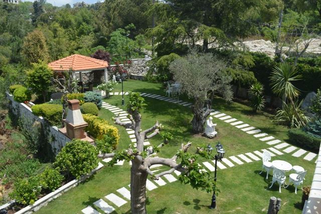 Villa with a garden for sale in Kfour, Keserwan