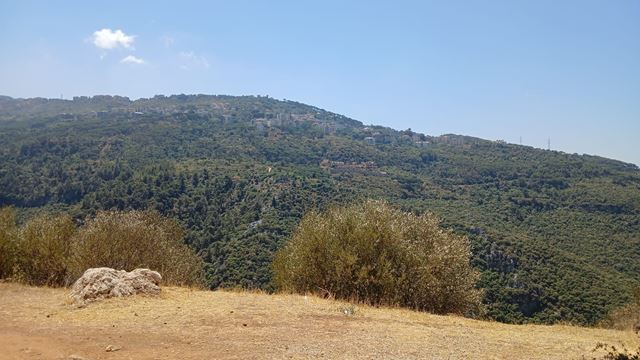 أرض بإطلالة على الجبل للبيع في مونتيفردي، المتن