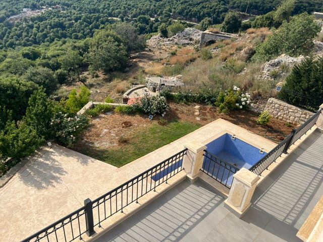 Sea-view villa for sale in Jbeil