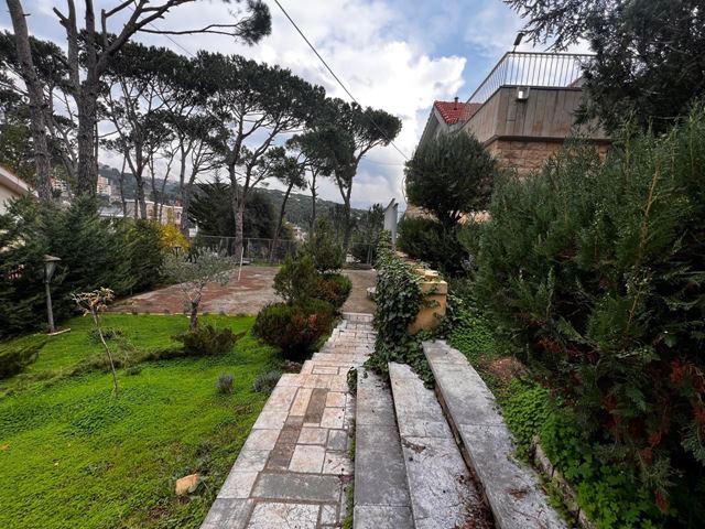 Villa with a terrace for sale in Baabdat, Metn