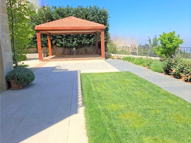Villa with a garden for rent in Bikfaya, Metn