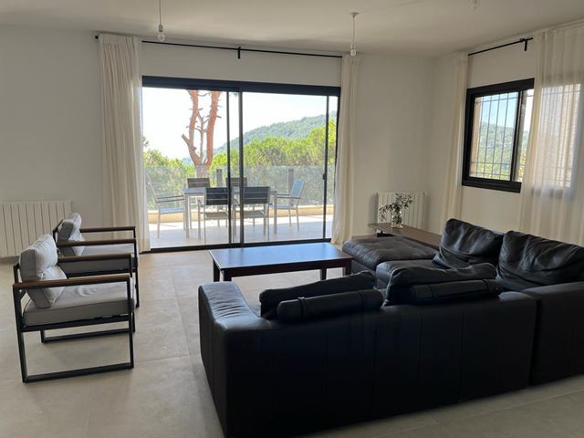Apartment with a garden for rent in Broumana, Metn