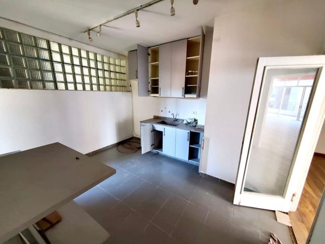 Office for sale in Clemenceau, Beirut - photo 2