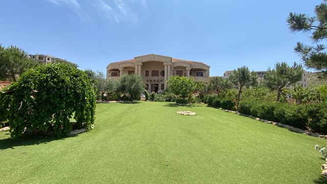 Villa with a pool for sale in Bhamdoun, Aley