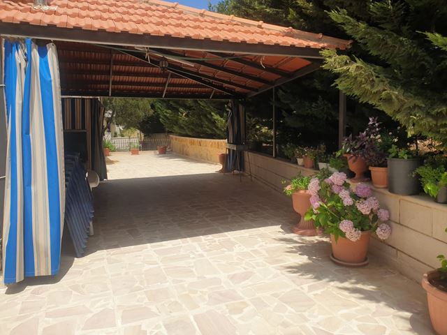 Villa with a terrace for rent in Aabediyeh, Aley