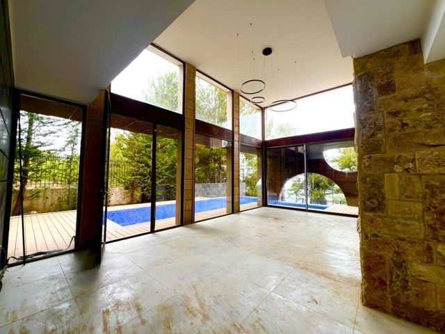 Sea-view villa for sale in Chemlane, Aley