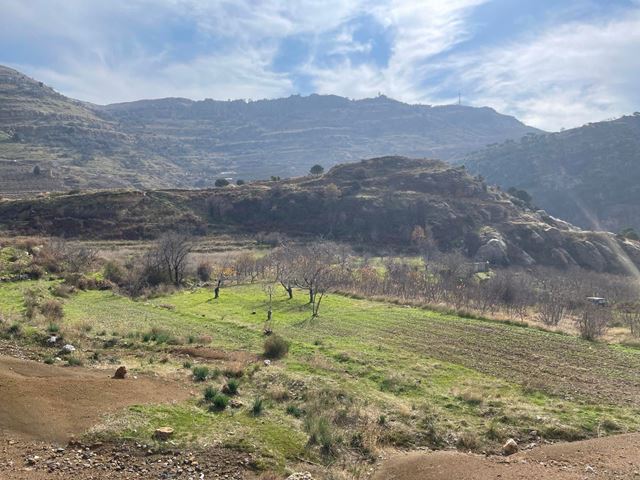 أرض بإطلالة على الجبل للبيع في بعتوتة، كسروان
