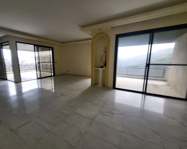 Apartment with a mountain view for sale in Louayze, Baabda - photo 2