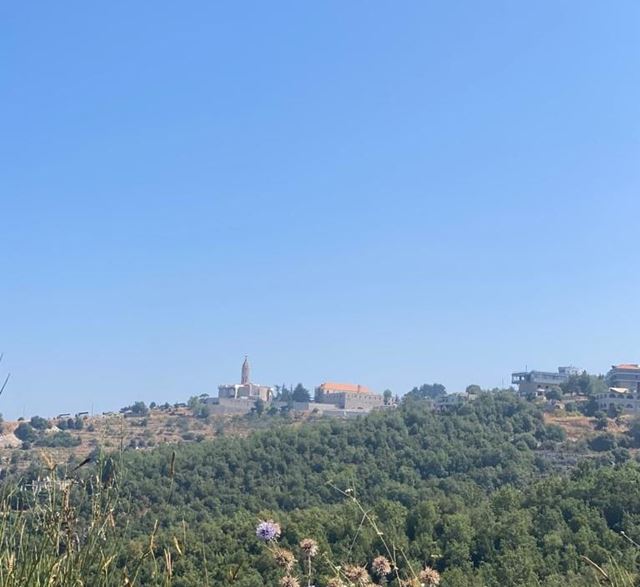 أرض بإطلالة على الجبل للبيع في راس اسطة، جبيل