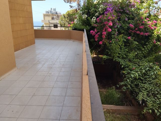 Apartment with a terrace for sale in Aoukar, Metn - photo 3
