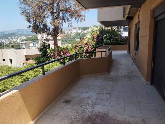 Apartment with a terrace for sale in Aoukar, Metn - photo 3