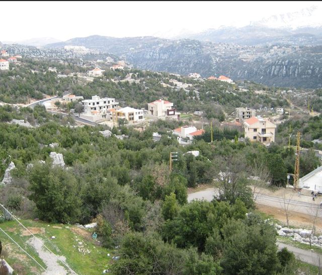 أرض بإطلالة على الجبل للبيع في قليعات، كسروان