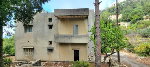 Building with a garden for sale in Kfour, Keserwan