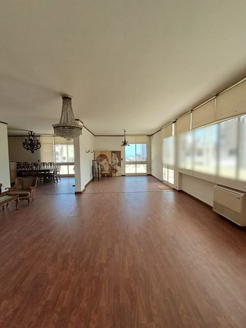 Apartment with a terrace for sale in Achrafieh, Beirut - photo 2